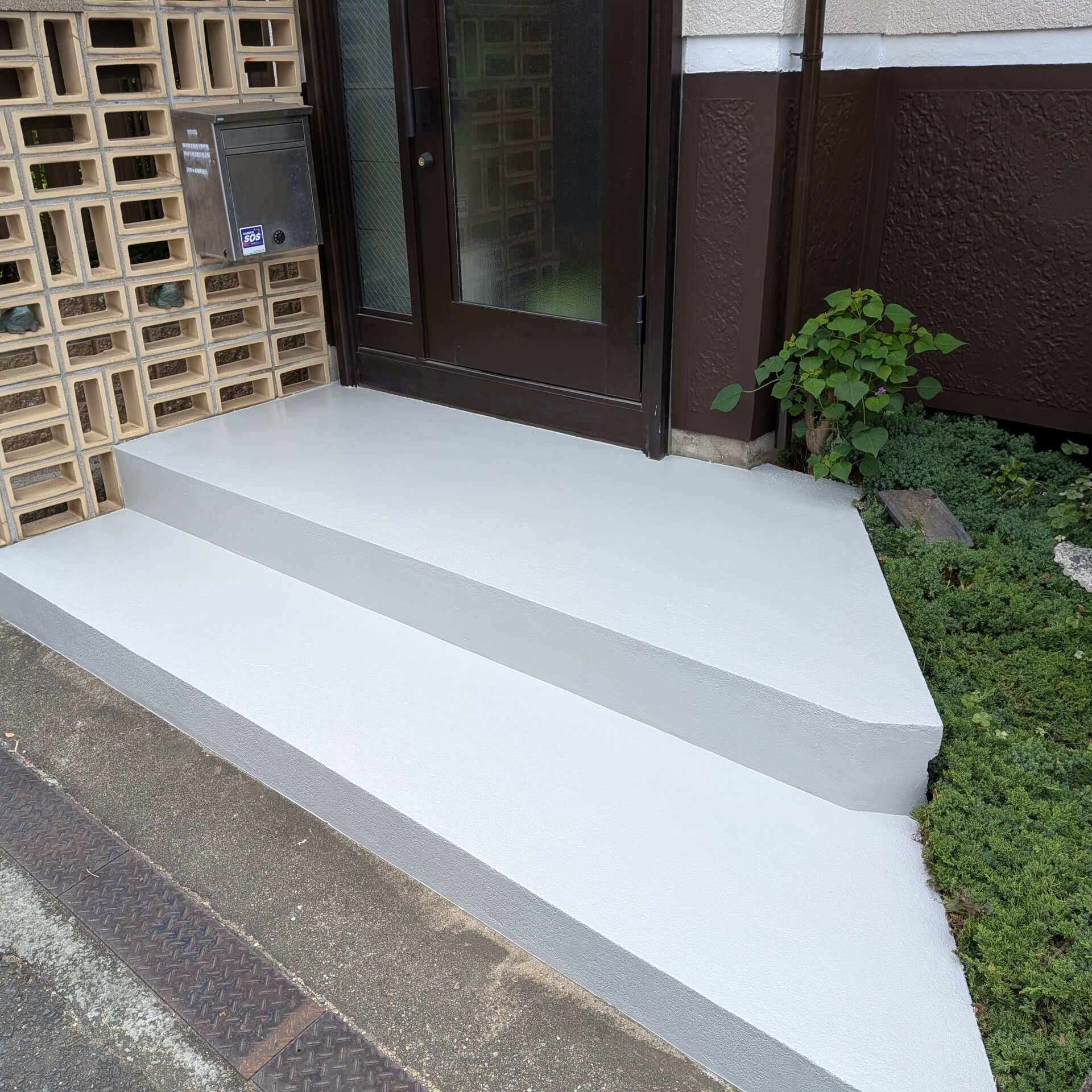 玄関ステップに新しい命を